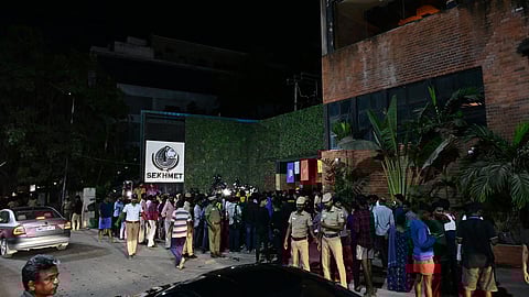 கூரை இடிந்து விழுந்த கேளிக்கை விடுதி