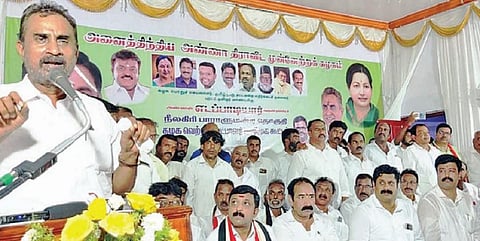 உதகையில் நடந்த அதிமுக வேட்பாளர் அறிமுக கூட்டத்தில் பேசிய முன்னாள் அமைச்சர் எஸ்.பி.வேலுமணி. படம்: ஆர்.டி.சிவசங்கர்.