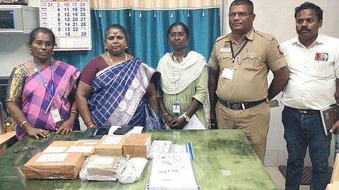 பறிமுதல் செய்யப்பட்ட 5 கிலோ 300 கிராம் தங்க நகைகளை உதவி  தேர்தல் நடத்தும் அலுவலர் கார்த்திகேயினியிடம் ஒப்படைத்த தேர்தல் பறக்கும் படை அலுவலர்கள்.