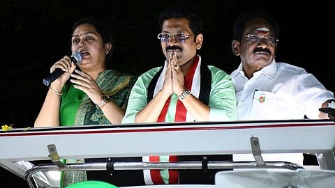 மதுரையில் அதிமுக வேட்பாளர் டாக்டர் சரவணனுக்கு வாக்கு சேகரித்து அதிமுக கொள்கை பரப்பு இணைச் செயலாளர் விந்தியா பேசினார். படம்: எஸ்.கிருஷ்ணமூர்த்தி