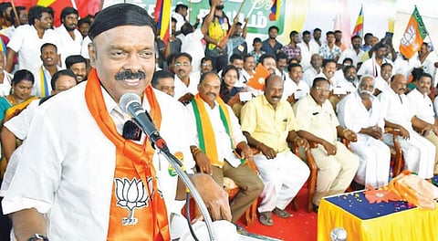 வேலூர் மாவட்டம் கே.வி.குப்பத்தில் நடைபெற்ற வேலூர் மக்களவை தொகுதி பாஜக கூட்டணி கட்சி வேட்பாளர் அறிமுக கூட்டம் மற்றும் செயல்வீரர்கள் கூட்டத்தில் பேசும் புதிய நீதிக்கட்சி தலைவரும், பாஜக வேட்பாளருமான  ஏ.சி.சண்முகம். படம்: வி.எம்.மணிநாதன்.