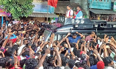 சிதம்பரம் மக்களவைத் தொகுதி விசிக வேட்பாளர் திருமாவளவனை ஆதரித்து ஜெயங்கொண்டத்தில் நேற்று பிரச்சாரம் மேற்கொண்ட அமைச்சர் உதயநிதி ஸ்டாலின்.