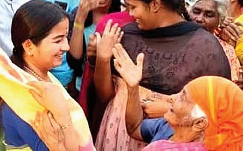 போடி அருகே எரணம்பட்டியில் டிடிவி.தினகரன் மனைவி அனுராதாவுக்கு சால்வை போர்த்திய மூதாட்டி.