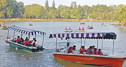 கோடை வெயிலின் தாக்கம் அதிகரித்துள்ள நிலையில் ஏற்காடு சுற்றுலாத் தலத்துக்கு வந்திருந்த சுற்றுலாப் பயணிகளில் பலர், அங்குள்ள ஏரியில் படகு சவாரி செய்து மகிழ்ந்தனர்.