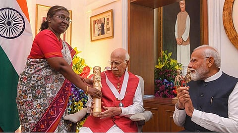 முன்னாள் துணை பிரதமர் அத்வானிக்கு ‘பாரத ரத்னா’ விருது: இல்லத்துக்கு சென்று வழங்கினார் குடியரசுத் தலைவர் முர்மு