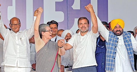 டெல்லி முதல்வர் கேஜ்ரிவால் கைது செய்யப்பட்டதை கண்டித்து இண்டியா கூட்டணி சார்பில் டெல்லியில் நேற்று நடந்த பொதுக்கூட்டத்தில் காங்கிரஸ் தலைவர் மல்லிகார்ஜுன கார்கே, முன்னாள் தலைவர் சோனியா காந்தி, ராகுல் காந்தி, சரத் பவார், பகவந்த் மான், பரூக் அப்துல்லா உள்ளிட்டோர் பங்கேற்றனர்.
படம்: பிடிஐ