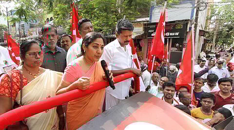 மதுரை ஜெய்ஹிந்த்புரத்தில் இன்று  நடிகை ரோகிணி, திமுக கூட்டணியின் மார்க்சிஸ்ட் கட்சி வேட்பாளர் சு.வெங்கடேசனை ஆதரித்து பிரச்சாரம் செய்தார். | படங்கள்: எஸ்.கிருஷ்ணமூர்த்தி