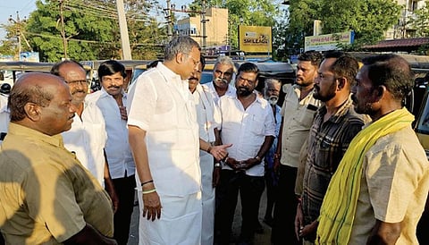 சிவகங்கை பேருந்து நிலையம் அருகே ஆட்டோ ஓட்டுநர்களிடம் வாக்குச் சேகரித்த கார்த்தி சிதம்பரம்.