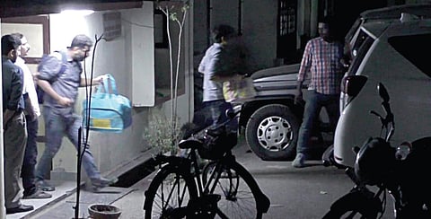 செய்யாறு நெடுஞ்சாலைத் துறை அலுவலகத்தில் சோதனை முடிந்து
பைகளுடன் வெளியேறிய வருமானவரித் துறையினர்.