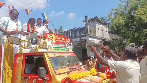 பாபநாசம் வட்டம், நரசிம்மபுரத்தில் வாக்குச் சேகரித்துச் சென்றத் தேசிய ஜனநாயகக் கூட்டணியின் பாமக வேட்பாளரை மறித்து முழக்கமிட்ட கரும்பு விவசாயிகள்.