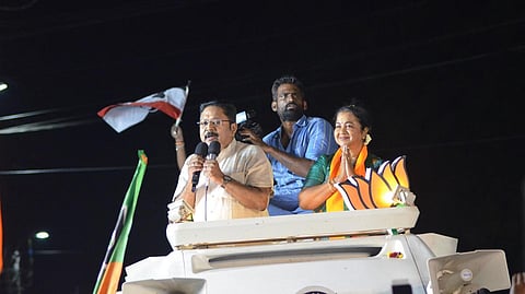 விருதுநகர் தொகுதியில் போட்டியிடும் பாஜக வேட்பாளர் ராதிகாவை ஆதரித்து தினகரன் பிரச்சாரம்