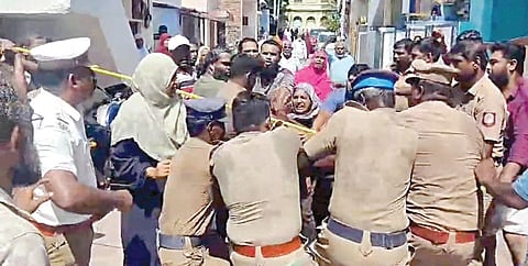 கன்னியாகுமரி மீராசா ஆண்டவர் பள்ளிவாசல் முன்பு தொழுகை நடத்துவதில் ஏற்பட்ட பிரச்சினை காரணமாக மோதிக் கொண்டவர்களை விலக்கிய போலீஸார்.