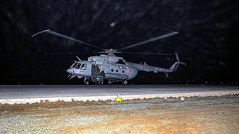 ஜம்மு - ஸ்ரீநகர் நெடுஞ்சாலையில் விமானப்படை ஹெலிகாப்டர் நேற்று தரையிறக்கப்பட்டது. படம்: பிடிஐ