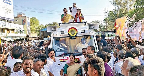 போளூரில் அதிமுக வேட்பாளர் கஜேந்திரனை ஆதரித்து பேசும் தேமுதிக பொதுச்செயலாளர் பிரேமலதா விஜயகாந்த்.