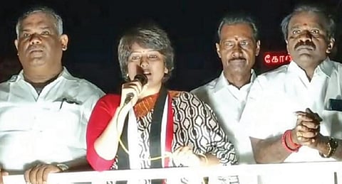 தென்காசி மாவட்டம், சுரண்டையில் அதிமுக வேட்பாளரை ஆதரித்து நடிகை காயத்ரி ரகுராம் பிரச்சாரம் செய்தார்.