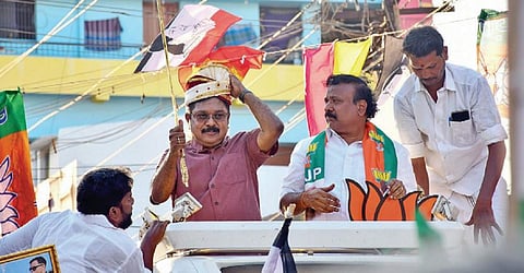 பாஜக வேட்பாளர் பேராசிரியர் சீனிவாசனுக்கு ஆதரவாக பிரச்சாரம் செய்த அமமுக பொதுச் செயலாளர் டிடிவி.தினகரன். படம்: எஸ்.கிருஷ்ணமூர்த்த