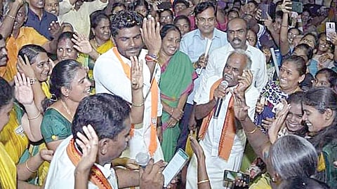 கோவை வெள்ளக்கிணறு பகுதியில் தேர்தல் பிரச்சாரம் மேற்கொண்ட பாஜக மாநிலத்  தலைவர் அண்ணாமலை, தன்னை வரவேற்று வள்ளி கும்மி நடனமாடியவர்களுடன்  இணைந்து நடனமாடினார்.