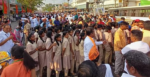 பிரதமர் ‘ரோடு ஷோ’வில் மாணவர்கள்: காவல் துறை விளக்கம் அளிக்க ஐகோர்ட் உத்தரவு