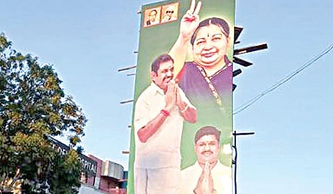 மணிக்கூண்டை மறைத்து வைக்கப்பட்டுள்ள பேனர்.