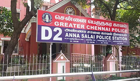 போலி நம்பர் பிளேட்டுடன் எல்ஐசி கட்டிடம் அருகே நின்ற வாகனத்தால் பரபரப்பு