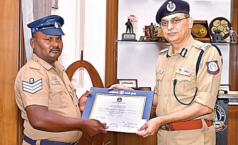 ஓய்வு பெற்ற வட்டாட்சியர் வீட்டில் திருடிவிட்டு தப்பியவர்களை வாகன சோதனையின்போது பிடித்த தலைமைக் காவலர் நித்யானந்தத்தை டிஜிபி சங்கர் ஜிவால் நேற்று நேரில் அழைத்து பாராட்டினார்.