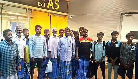 இலங்கை சிறையில் இருந்து விடுவிக்கப்பட்ட 19 தமிழக மீனவர்கள் விமானம் மூலம் சென்னை வந்தனர். அவர்களைதமிழக மீன்வளத் துறை அதிகாரிகள் வரவேற்று, தமிழக அரசின் சொந்த வாகனங்களில் அவரவர்களின் சொந்த ஊருக்கு அனுப்பி வைத்தனர்.