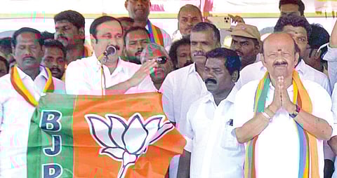 கிருஷ்ணகிரி தொகுதி பாஜக வேட்பாளர் நரசிம்மனை ஆதரித்து நேற்று பிரச்சாரம் மேற்கொண்ட பாமக தலைவர் அன்புமணி.