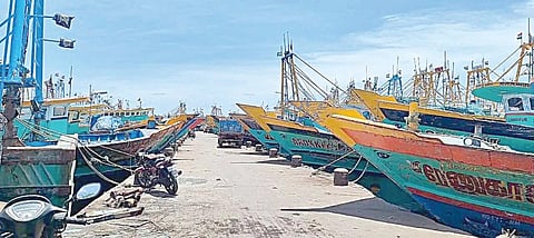 மீனவர்களின் வேலைநிறுத்தப் போராட்டம் காரணமாக, காரைக்கால் மீன்பிடித்  துறைமுகத்தில் நிறுத்திவைக்கப்பட்டுள்ள விசைப் படகுகள்.﻿﻿