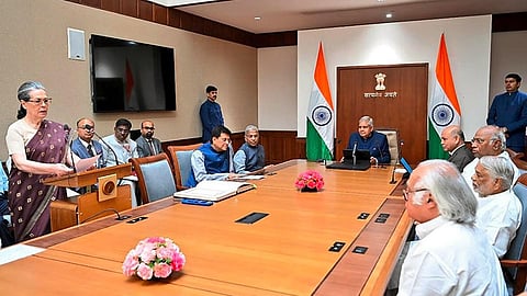 டெல்லியில் உள்ள புதிய நாடாளுமன்ற கட்டிடத்தில் நேற்று நடந்த நிகழ்ச்சியில், மாநிலங்களவை உறுப்பினராக காங்கிரஸ் முன்னாள் தலைவர் சோனியா காந்தி பதவியேற்றுக் கொண்டார். மாநிலங்களவை தலைவர் ஜெகதீப் தன்கர் அவருக்கு பதவிப் பிரமாணம் செய்து வைத்தார்.படம்: பிடிஐ