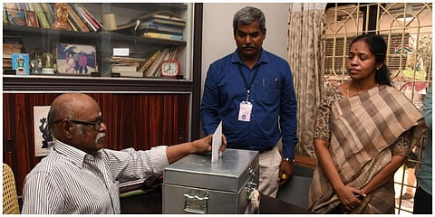 சேலத்தில்  85 வயதுக்கும் மேற்பட்டோர் மற்றும் மாற்றுத்திறனாளிகளிடம் தபால் வாக்கு பெறும் பணிகளை மாவட்ட தேர்தல் அதிகாரி கண்காணித்தார் | படம்: எஸ்.குரு பிரசாத்