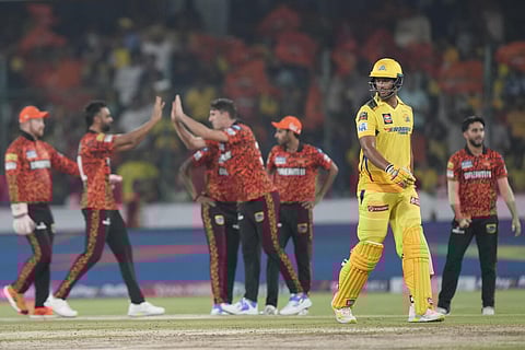 நிலைக்காத சென்னை பேட்ஸ்மேன்கள் - ஹைதராபாத்துக்கு 166 ரன்கள் இலக்கு @ ஐபிஎல்
