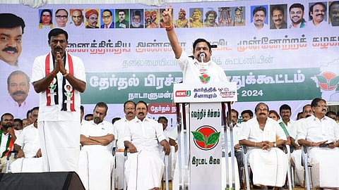 திருப்பூர் மக்களவைத் தொகுதி அதிமுக வேட்பாளர் அருணாசலத்தை ஆதரித்து, ஈரோடு மாவட்டம் கவுந்தப்பாடியில் நேற்று நடைபெற்ற தேர்தல் பிரச்சாரப் பொதுக் கூட்டத்தில் பேசிய அதிமுக பொது செயலாளர் பழனிசாமி.