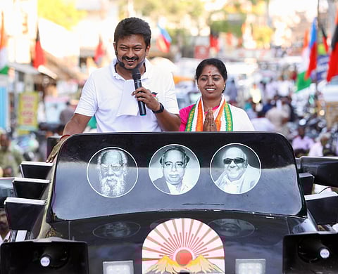 மயிலாடுதுறை மக்களவைத் தொகுதி காங்கிரஸ் வேட்பாளர் ஆர்.சுதாவை ஆதரித்து கும்பகோணத்தில் நேற்று பிரச்சாரம் மேற்கொண்ட அமைச்சர் உதயநிதி ஸ்டாலின்.