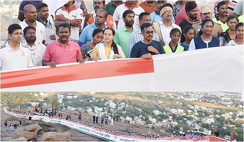 பதாகைகளை ஏந்தி விழிப்புணர்வு