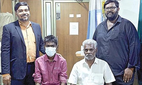 இலவச சிறுநீரக மாற்று அறுவை சிகிச்சை திட்டத்தில் முதல் நபராக பயன்பெற்ற நாகர்கோவில் இளைஞர் டேவிட்சன். உடன் அவரது தந்தை டேவிட் ஆபிரகாம் மற்றும் சிறுநீரக அறுவை சிகிச்சை நிபுணர் மருத்துவர் ஆண்டன் யுரேஷ் குமார்.