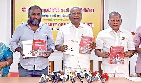 மார்க்சிஸ்ட் கட்சி தேர்தல் அறிக்கையை மாநில செயலாளர் கே.பாலகிருஷ்ணன் நேற்று வெளியிட்டார். இதில், தலைமைக் குழு உறுப்பினர் ஜி.ராமகிருஷ்ணன், மாநிலக் குழு உறுப்பினர்கள் ஐ.ஆறுமுக நயினார், பா.ஜான்சி ராணி, வெ.ராஜசேகரன், இ.முத்துக்குமார் உள்ளிட்டோர் பங்கேற்றனர். படம்: எஸ்.சத்தியசீலன்