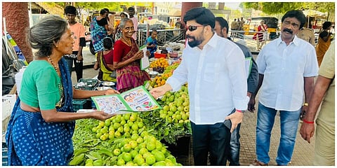 மதுரை அதிமுக வேட்பாளருக்கு ஆதரவாக நடிகர் பவர் ஸ்டார் சீனிவாசன் பிரச்சாரம் மேற்கொண்டார்.