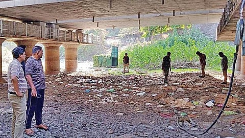 மயிலாடுதுறை ரயில்வே ஜங்ஷன் அருகில் காவிரி ஆற்றுப் பாலம்  உள்ள பகுதியில், சிறுத்தை நடமாட்டம் இருந்ததற்கான தடயம்  தொடர்பாக பார்வையிட்டு, ஆய்வு மேற்கொண்ட வனத் துறையினர்.