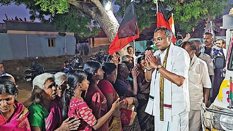 காஞ்சிரங்காலில் பிரச்சாரம் செய்த காங்கிரஸ் வேட்பாளர் கார்த்தி  சிதம்பரம்.