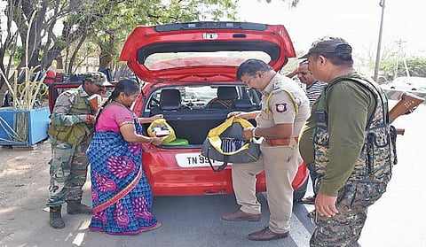 கோவை சிங்காநல்லூர் திருச்சி சாலையில் வாகன சோதனையில் ஈடுபட்ட தேர்தல் பறக்கும் படையினர். படம்: ஜெ.மனோகரன்.