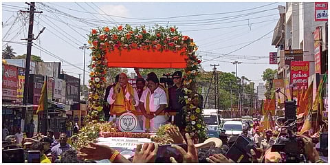 நாமக்கல்லில் மத்திய பாதுகாப்புத் துறை அமைச்சர் ராஜ்நாத் சிங் பாஜக வேட்பாளர் கே.பி.ராமலிங்கத்தை ஆதரித்து பேசினார். 