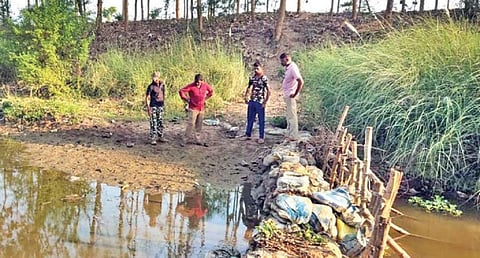 குத்தாலம் அருகே காஞ்சிவாய் பகுதியில் நண்டலாற்றங்கரையரைப் பகுதியில் நேற்று சிறுத்தை நடமாட்டம் குறித்து ஆய்வு செய்த வனத்துறையினர்.