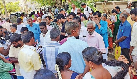 மதுரை பொருளாதார குற்றப் பிரிவு அலுவலகம் அருகே திரண்ட நியோ மேக்ஸ் முதலீட்டாளர்கள். படம்: எஸ்.கிருஷ்ணமூர்த்தி