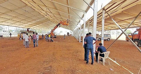 மேட்டுப்பாளையத்தில் பிரதமர் மோடியின் பிரச்சாரக் கூட்டம் நடக்கும் இடத்தில் அமைக்கப்பட்டு வரும் பந்தல்.