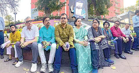 விசாரணை அமைப்புகளை மத்திய அரசு தவறாகப் பயன்படுத்துவதாகக் கூறி டெல்லியில் உள்ள தலைமைத் தேர்தல் ஆணைய அலுவலகம் முன்பு நேற்று திரிணமூல் காங்கிரஸ் எம்.பி.க்கள் டெரிக் ஓ பிரையன், டோலா சென், சாகேத் கோகலே உள்ளிட்ட 10 பேர் தர்ணாவில் ஈடுபட்டனர். படம்: பிடிஐ