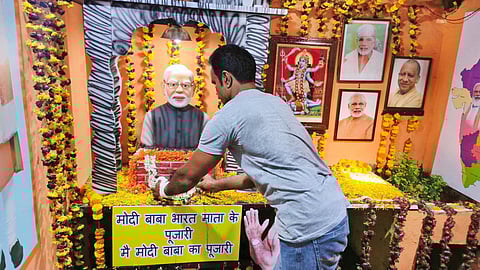 மோடி மீண்டும் பிரதமராக காளிக்கு ரத்த பூஜை: விரலை வெட்டிக் கொண்ட இளைஞர்