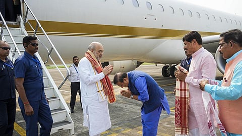 அசாம் வந்த அமித் ஷாவை வரவேற்ற மாநில முதல்வர் ஹிமந்த பிஸ்வா சர்மா