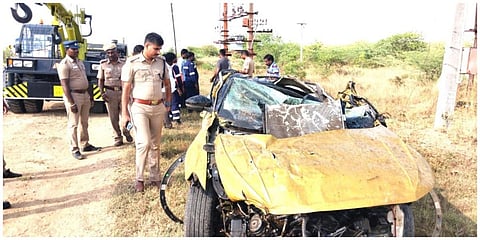 கயத்தாறு அருகே சாலையோரம் கவிழ்ந்து விபத்துக்குள்ளான கார்.