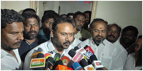 சேலம் பாஜக பிரமுகர் சுரேஷ் பாபுவின் வீட்டில், வருமானவரித்துறையினர் சோதனை நடத்தியதைத் தொடர்ந்து, சுரேஷ்பாபு செய்தியாளர்களைச் சந்தித்தார் உடன் பாமக எம்எல்ஏ அருள்.