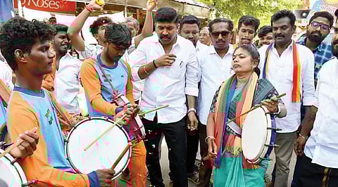 திண்டுக்கல் கோவிந்தாபுரம் பகுதியில் பறையடித்து நடனம் ஆடி வாக்கு சேகரிப்பில் ஈடுபட்ட பாமக வேட்பாளர் திலகபாமா. படம்: நா. தங்கரத்தினம்